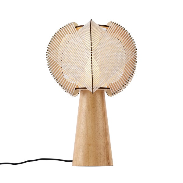 Moderne Tischleuchte aus Holz mit einem dekorativen Schirm aus gespannten Schnüren auf einem kegelförmigen Holzfuß.