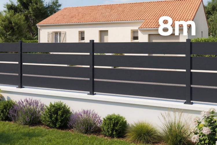 Moderner anthrazitfarbener Gartenzaun aus Aluminium mit horizontalen Lamellen auf einer weißen Mauer vor einem Haus, Gesamtlänge 8 Meter.