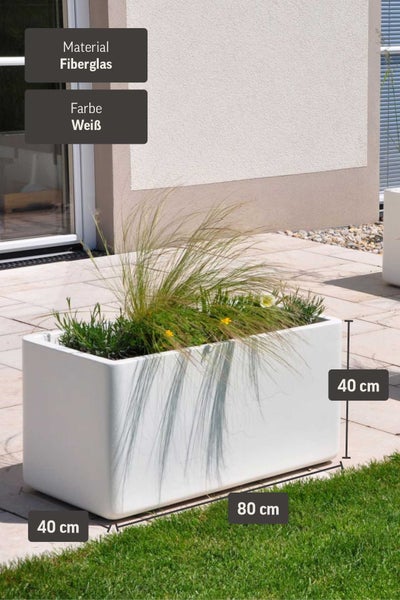 Rechteckiger Pflanzkübel aus weißem Fiberglas, 80 Zentimeter lang, 40 Zentimeter breit und 40 Zentimeter hoch, bepflanzt auf einer hellen Terrasse.