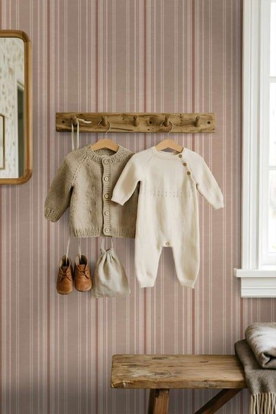 Vlies-Tapete mit vertikalem Streifenmuster in einem Wohnraum mit Kinderkleidung an einer Garderobe.