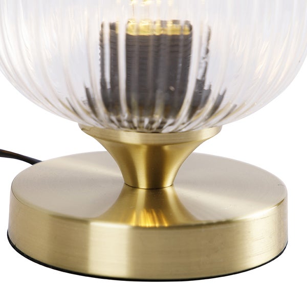 Tischleuchte mit geripptem Glasschirm und goldenem Sockel