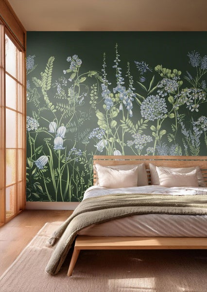 Fototapete mit Blumenmuster in einem Schlafzimmer mit Holzbett, heller Bettwäsche und natürlichem Licht durch ein Fenster.