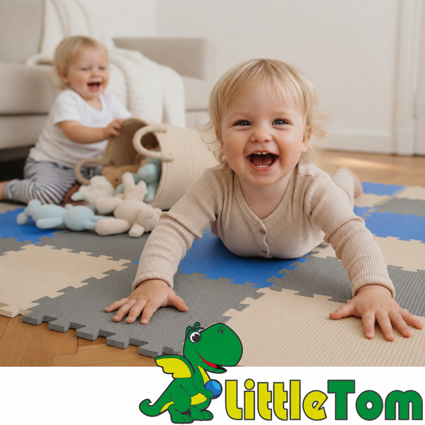 Zwei Kleinkinder spielen auf einer zusammensteckbaren Spielmatte aus Schaumstoff in verschiedenen Mustern mit Little Tom Logo