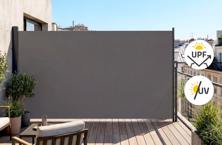 Ausziehbare graue Seitenmarkise auf einer Dachterrasse mit Ultraviolett-Schutzfaktor und Ultraviolett-Schutz.