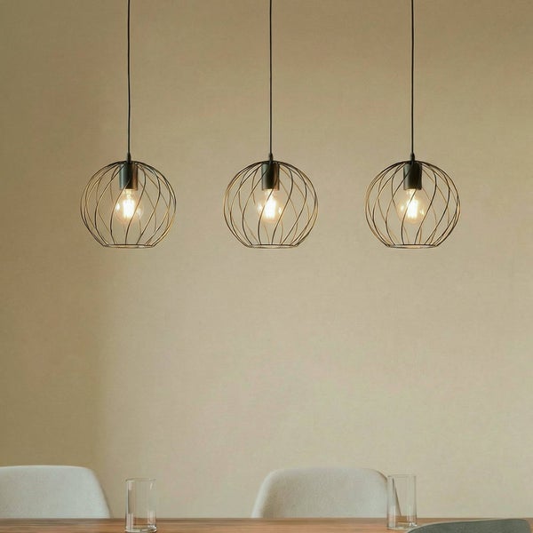 Drei Pendelleuchten mit kugelförmigem Metallgestell über einem Esstisch