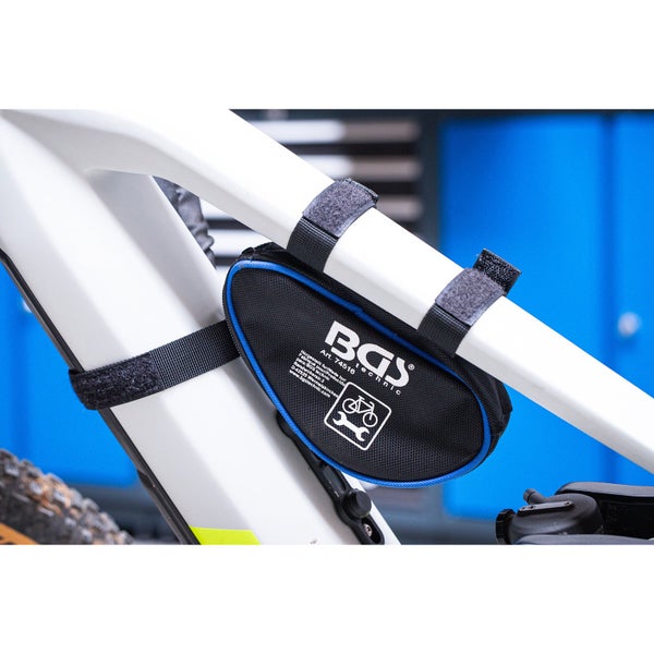 Schwarze BGS Technic Fahrradrahmentasche mit blauen Akzenten, mit Klettbändern an einem weißen Rahmen befestigt.