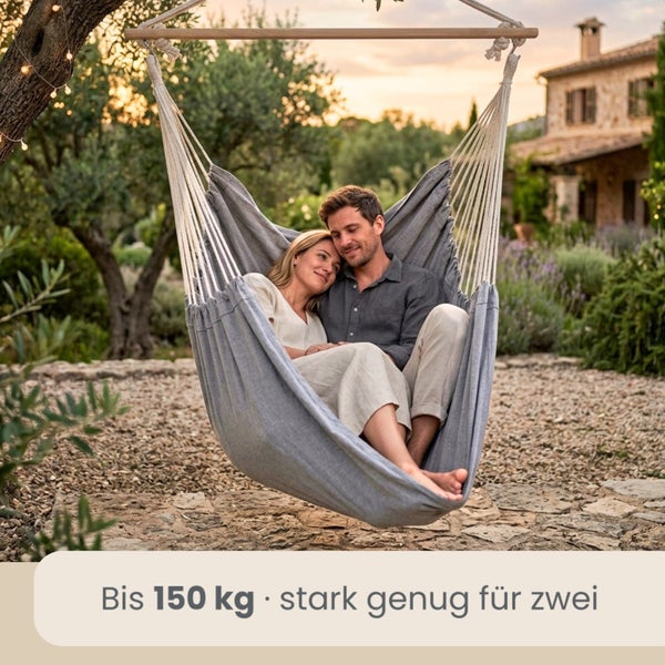 Ein Paar entspannt in einem grauen Hängesessel aus Stoff im Garten, belastbar bis zu 150 Kilogramm.