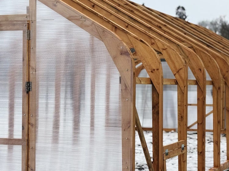 Detailansicht eines Gewächshauses aus Holz mit Polycarbonat-Hohlkammerplatten.