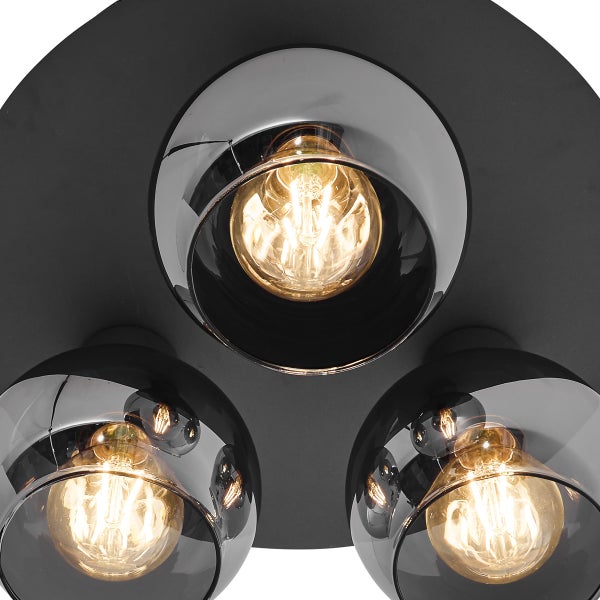 Deckenleuchte mit drei Lichtpunkten und runden Lampenschirmen