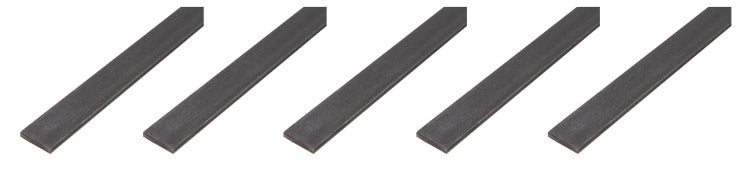 Fünf Flachstähle aus Metall als Konstruktionselement für den Stahlbau.