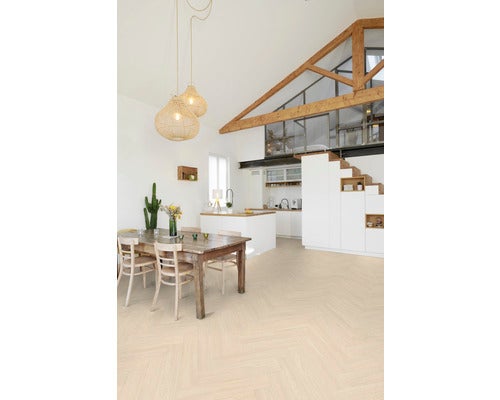 Heller Wohnraum mit Esstisch, Holzbalken und Fischgrätparkett