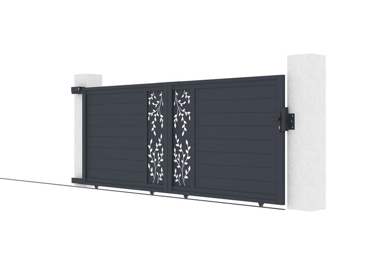 Modernes Schiebetor aus Aluminium in Anthrazit mit horizontalen Lamellen und dekorativen Paneelen mit Blattmotiv.