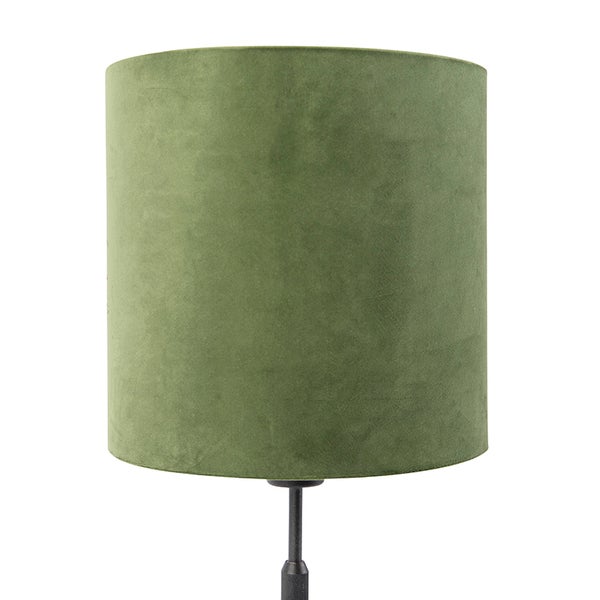Zylindrischer Lampenschirm aus grünem Samt auf einem dunklen Standfuß.