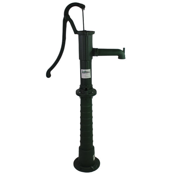 Eine gusseiserne Schwengelpumpe für den Garten mit Pumpstock zur manuellen Wasserförderung.