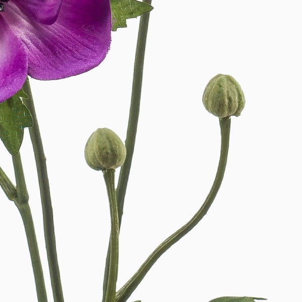 Nahaufnahme einer künstlichen Blume mit lila Blütenblättern und grünen Knospen.