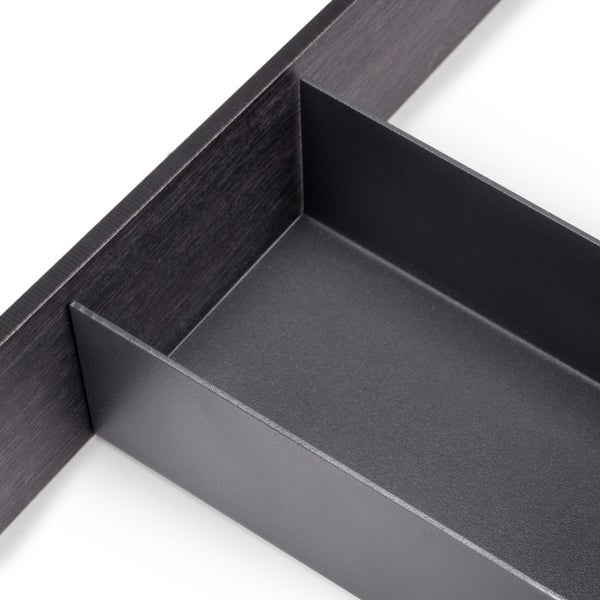Nahaufnahme eines dunklen Schubladeneinteilers aus Metall mit gebürsteter Oberfläche und mattem Innenfach.