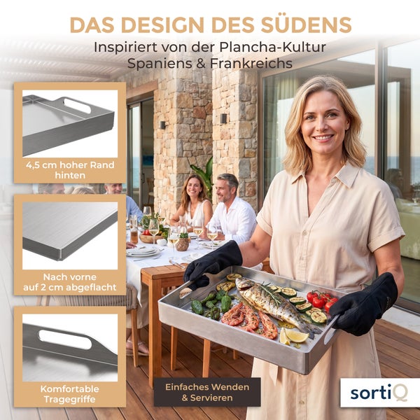 Frau serviert gegrillte Speisen auf einer Edelstahl Plancha mit Griffen, inklusive Detailansichten der Merkmale für einfaches Wenden und Servieren.
