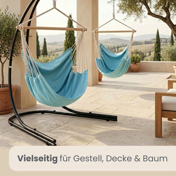 Vielseitiger Hängesessel auf Metallgestell und hängend montiert auf einer Terrasse mit weitem Landschaftsblick.