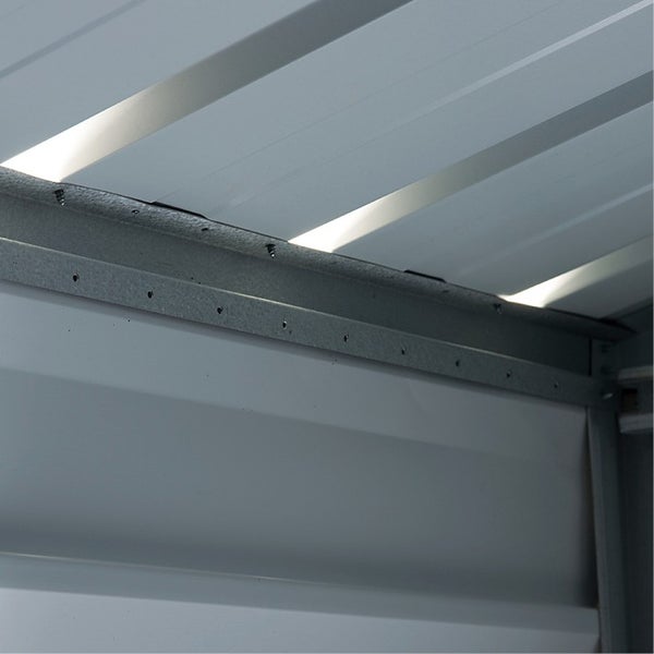 Innenansicht eines Metallgerätehauses mit Fokus auf der integrierten Durchlüftung zwischen Wandpaneel und Trapezblechdach.