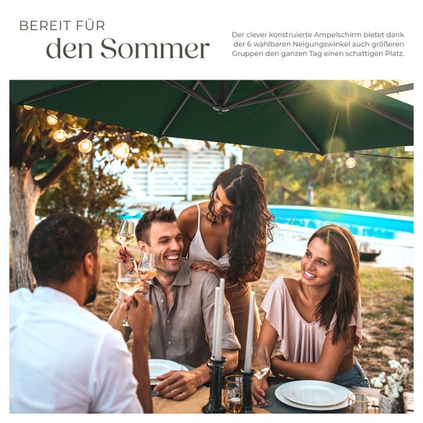 Szene mit einem Ampelschirm, der über einer Gruppe von Leuten aufgestellt ist, die im Freien an einem Tisch sitzen