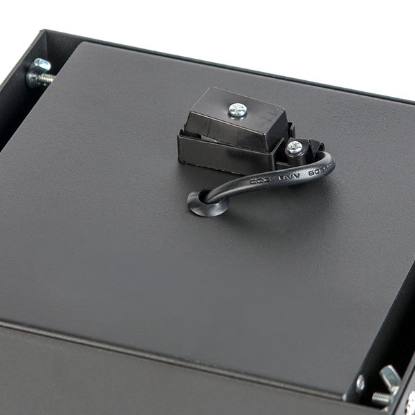 Detailansicht der Rückseite einer schwarzen Metallleuchte mit Anschlussdose, Kabeldurchführung und Flügelschrauben.