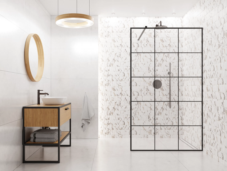 Modernes Badezimmer mit begehbarer Dusche im Industriestil, Holzwaschtisch mit Aufsatzwaschbecken, rundem Spiegel und Marmor-Mosaikfliesen.