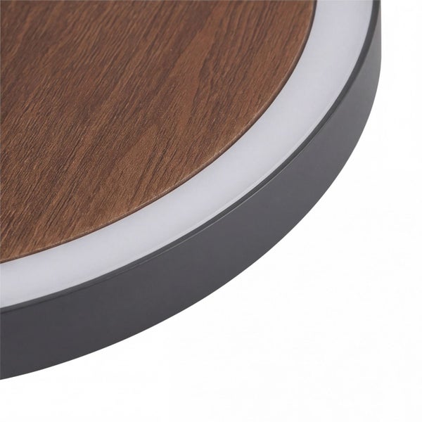 Nahaufnahme einer runden LED Deckenleuchte mit Holzdekor, weißem Diffusorring und schwarzem Metallrand.