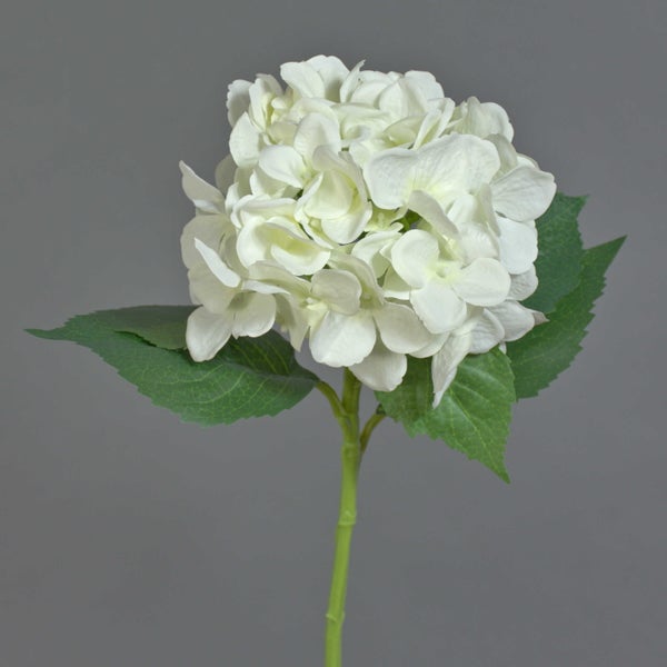 Künstliche Hortensie am Stiel mit weißen Blüten und grünen Blättern.