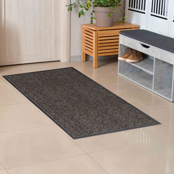 Schmutzfangmatte im Eingangsbereich einer Wohnung.