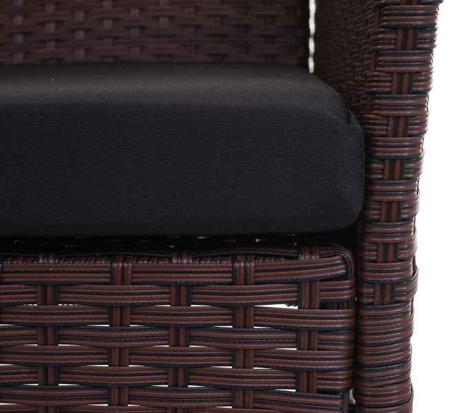 Detailansicht eines braunen Gartenstuhls aus Polyrattan mit schwarzem Sitzkissen.