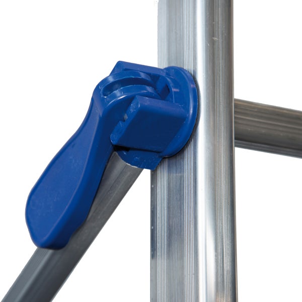 Detailansicht einer Aluminiumleiter mit blauem Sicherheitsverschluss