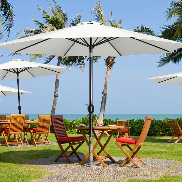 Szene im Freien mit Gartentischen, Stühlen und Sonnenschirmen für den Außenbereich