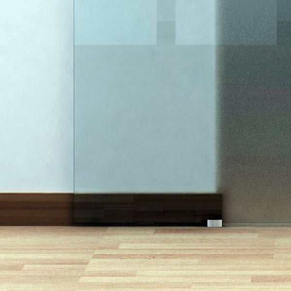 Schwerlastregal mit fünf Böden und einer Frau zum Größenvergleich.