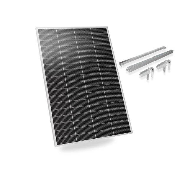 Rechteckiges Solarpanel mit silbernem Rahmen und passendem Montageset aus Metall für Photovoltaikanlagen.