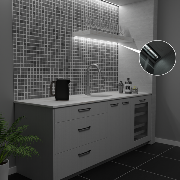 Küchenbereich mit Spüle, Armatur, Küchengeräten, LED-Leuchten und Dekoration