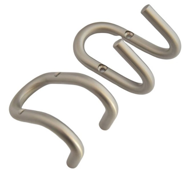 Set aus zwei modernen Metall Wandhaken mit gebogener Form zur Wandmontage