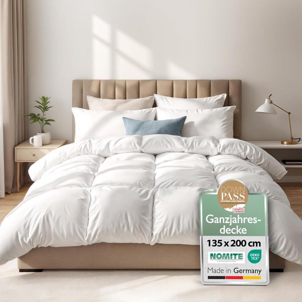 Helles Schlafzimmer mit Ganzjahres-Daunendecke 135 mal 200 Zentimeter, Downpass, Nomite und Oeko-Tex zertifiziert, hergestellt in Deutschland.
