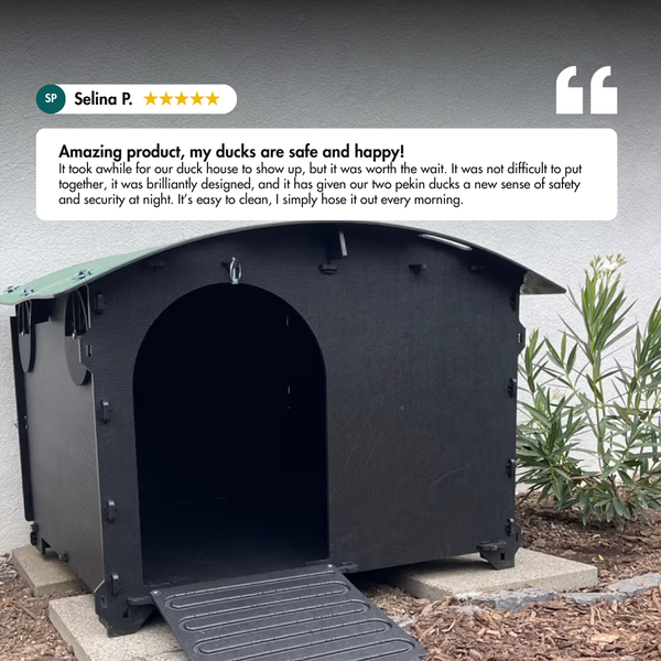Schwarzes Entenhaus aus Kunststoff mit grünem Dach und Rampe sowie einer Kundenbewertung mit fünf Sternen.