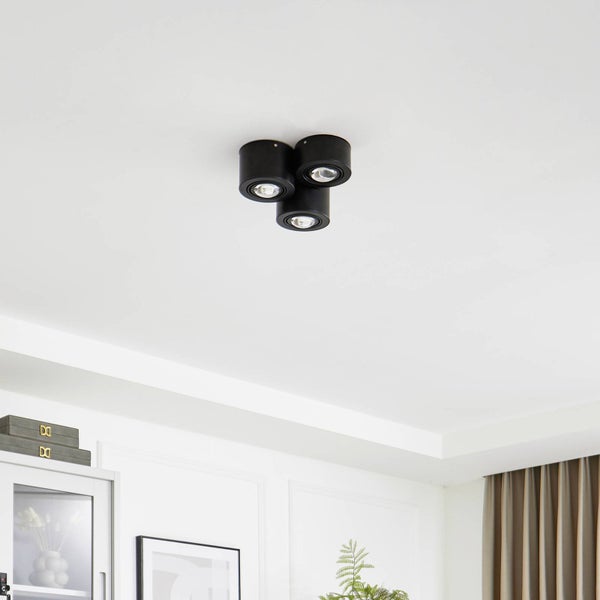 Schwarze Deckenleuchte mit drei Strahlern an einer Zimmerdecke