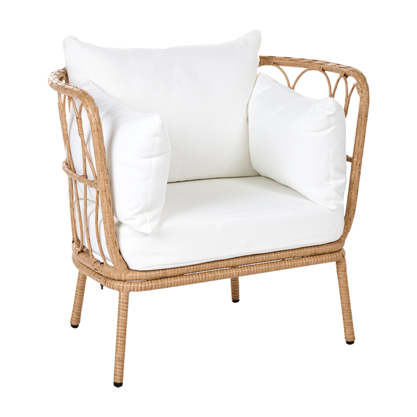 Lounge-Sessel aus hellbraunem Geflecht mit weißen Sitz- und Rückenkissen für den Garten oder die Terrasse.