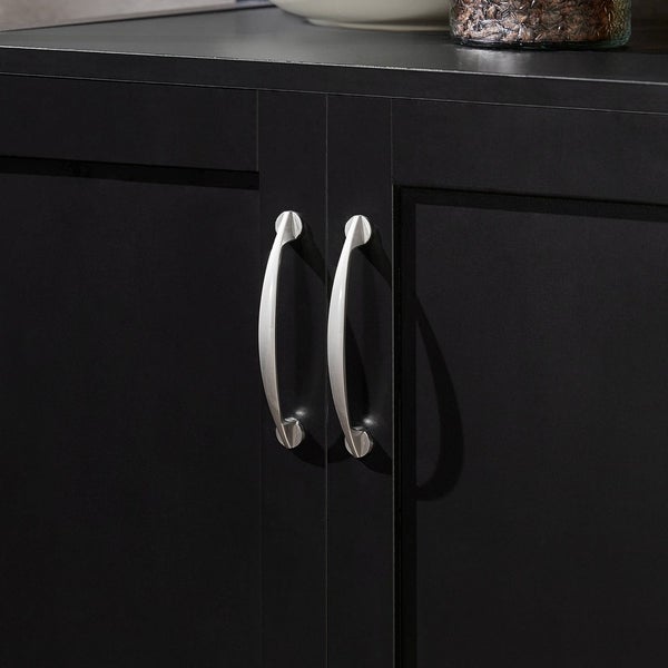 Detailaufnahme eines Schranks mit silberfarbenen Griffen