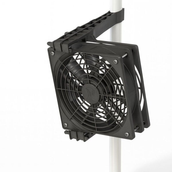 Schwarzer Axialventilator mit Halterung für Stangenmontage und Schutzgitter.