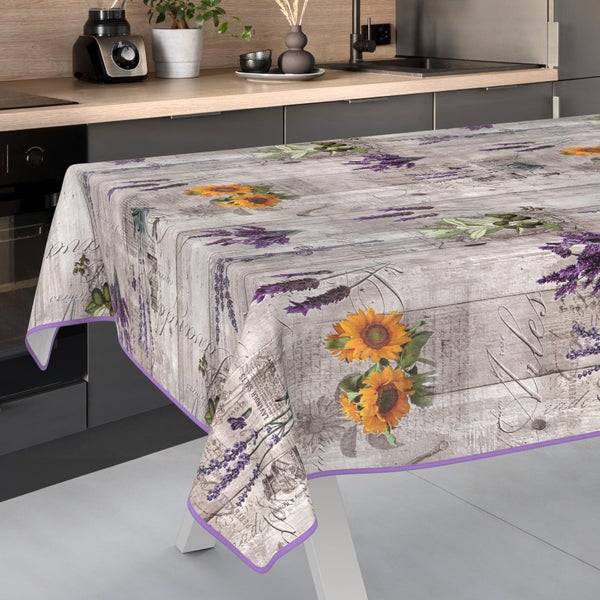 Rechteckige Tischdecke mit Holzoptik und floralem Muster aus Sonnenblumen und Lavendel in einer modernen Küche.