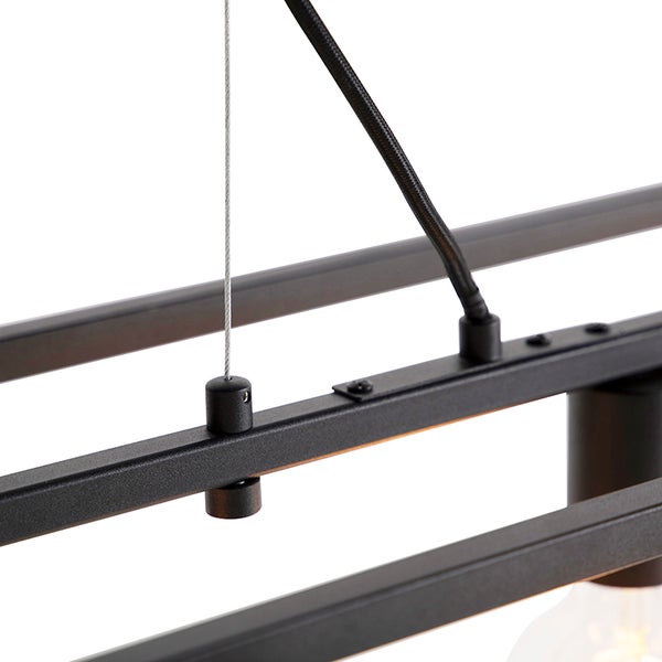 Detailaufnahme einer schwarzen Pendelleuchte mit Kabelaufhängung