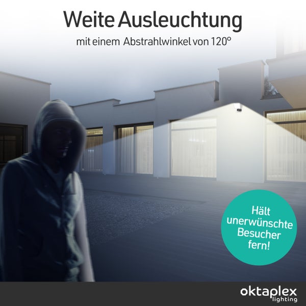 Außenleuchte mit 120 Grad Abstrahlwinkel zur Sicherheitsbeleuchtung vor einem modernen Haus bei Nacht. oktaplex lighting Logo.
