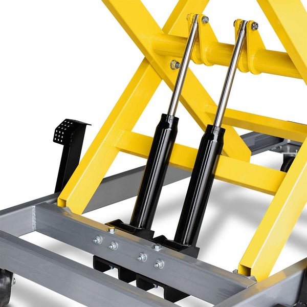 Detailansicht einer gelben Scherenhubwagenkonstruktion mit Hydraulikzylindern.