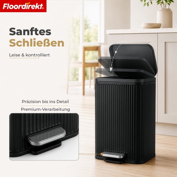 Floordirekt Logo. Tretabfalleimer in Schwarz mit geriffelter Oberfläche, Absenkautomatik und Metallpedal in einer Küche.