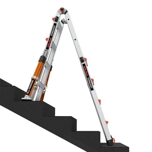 Little Giant Conquest teleskopische Mehrzweckleiter aus Aluminium mit All-Terrain Beinnivellierung auf einer Treppe.