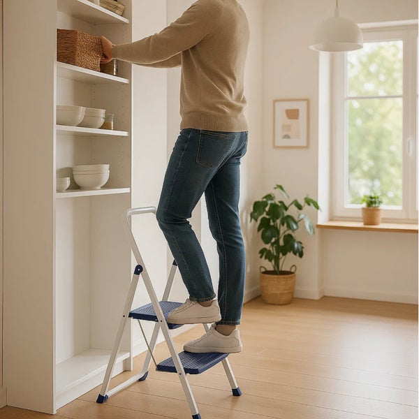 Mann auf Trittleiter, der einen Gegenstand in ein Regal stellt