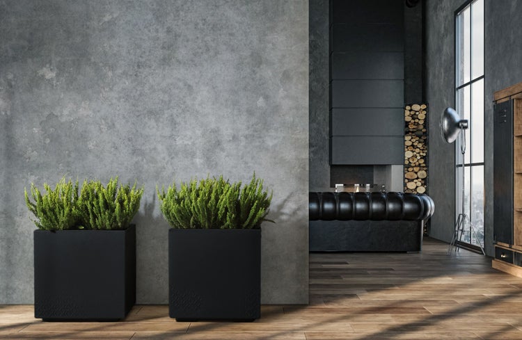 Deckenleuchte mit schwarzem Lampenschirm und Holzelement